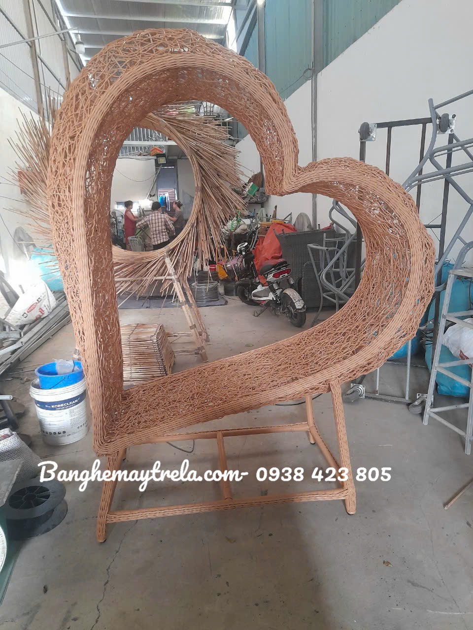 Ghế mây tre đan chụp hình ngoài trời